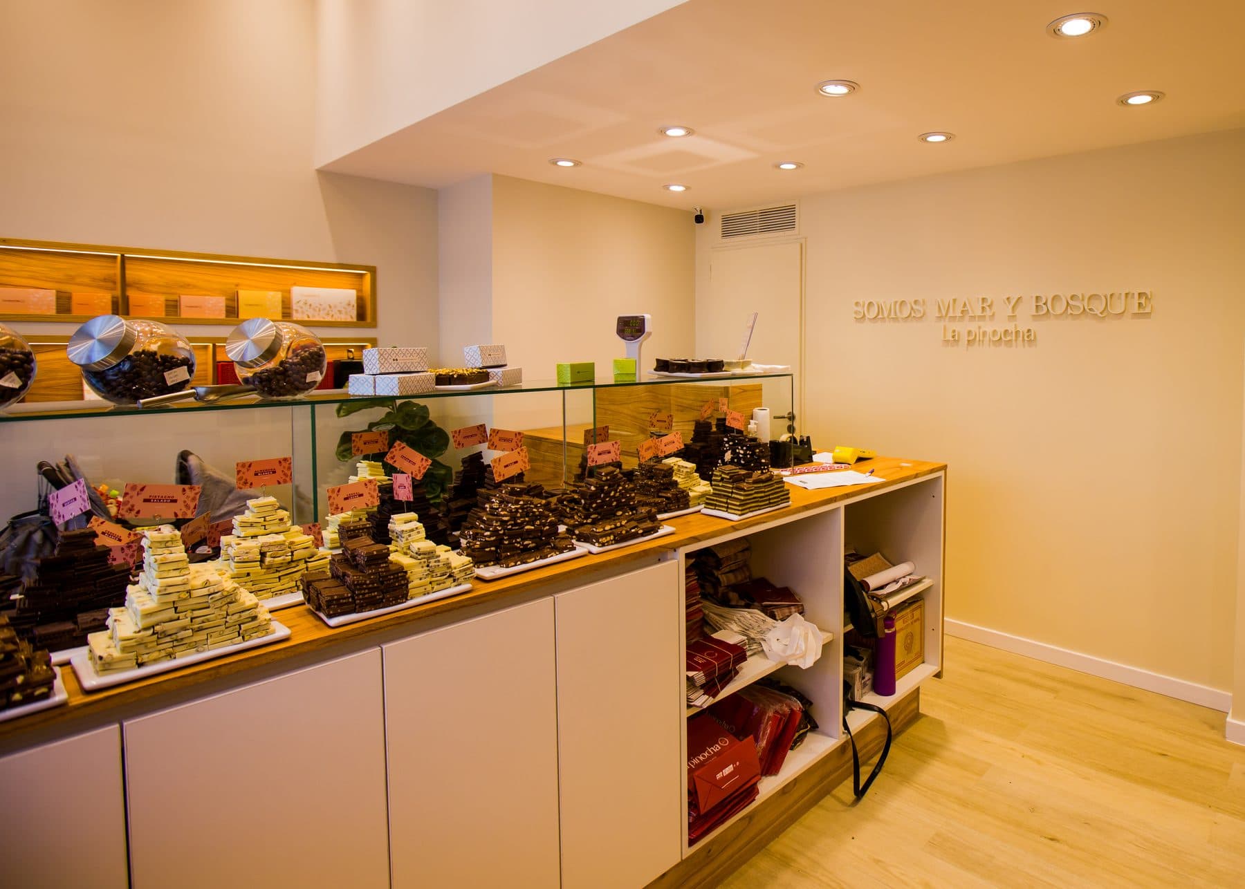 Mostrador con torres de chocolate en distintas variedades