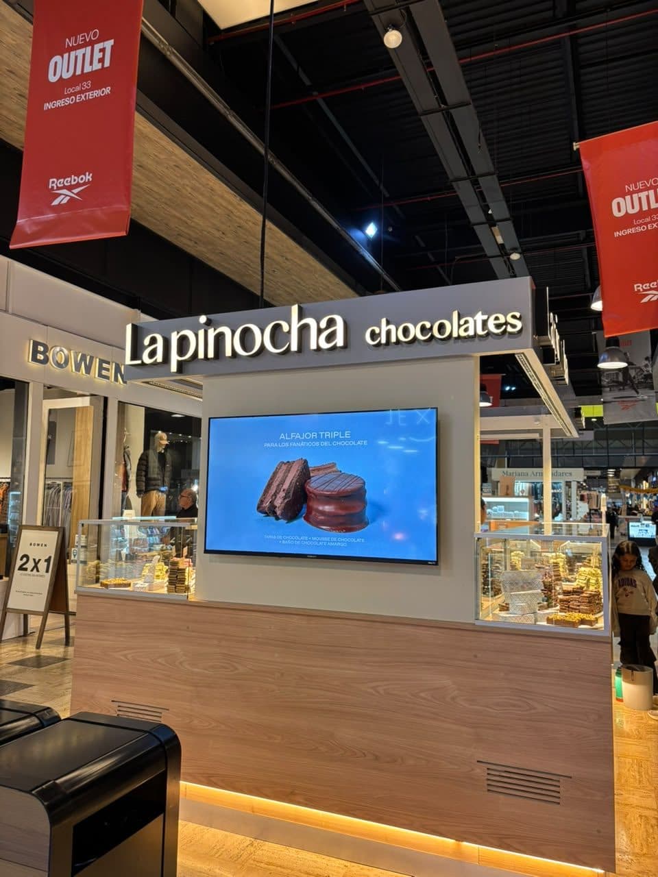 Isla La Pinocha Chocolates en shopping con pantalla y vitrina
