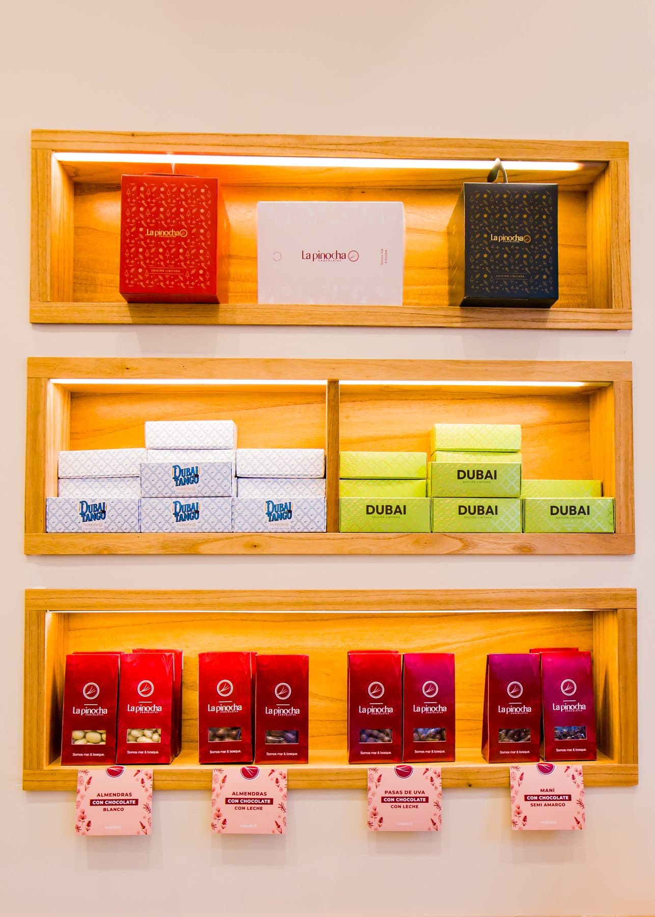Nichos de madera con el packaging de la marca