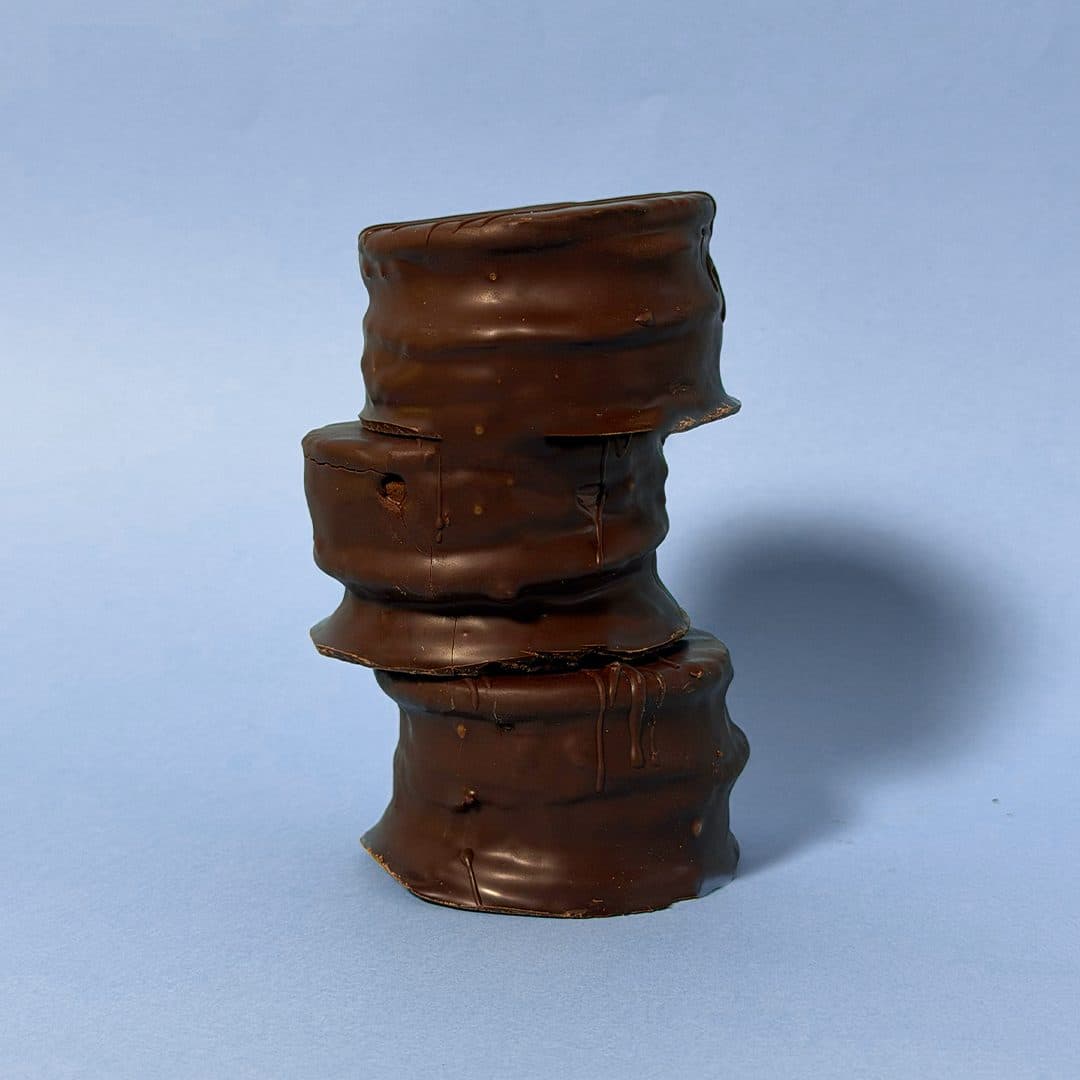 Torre de tres alfajores bañados en chocolate