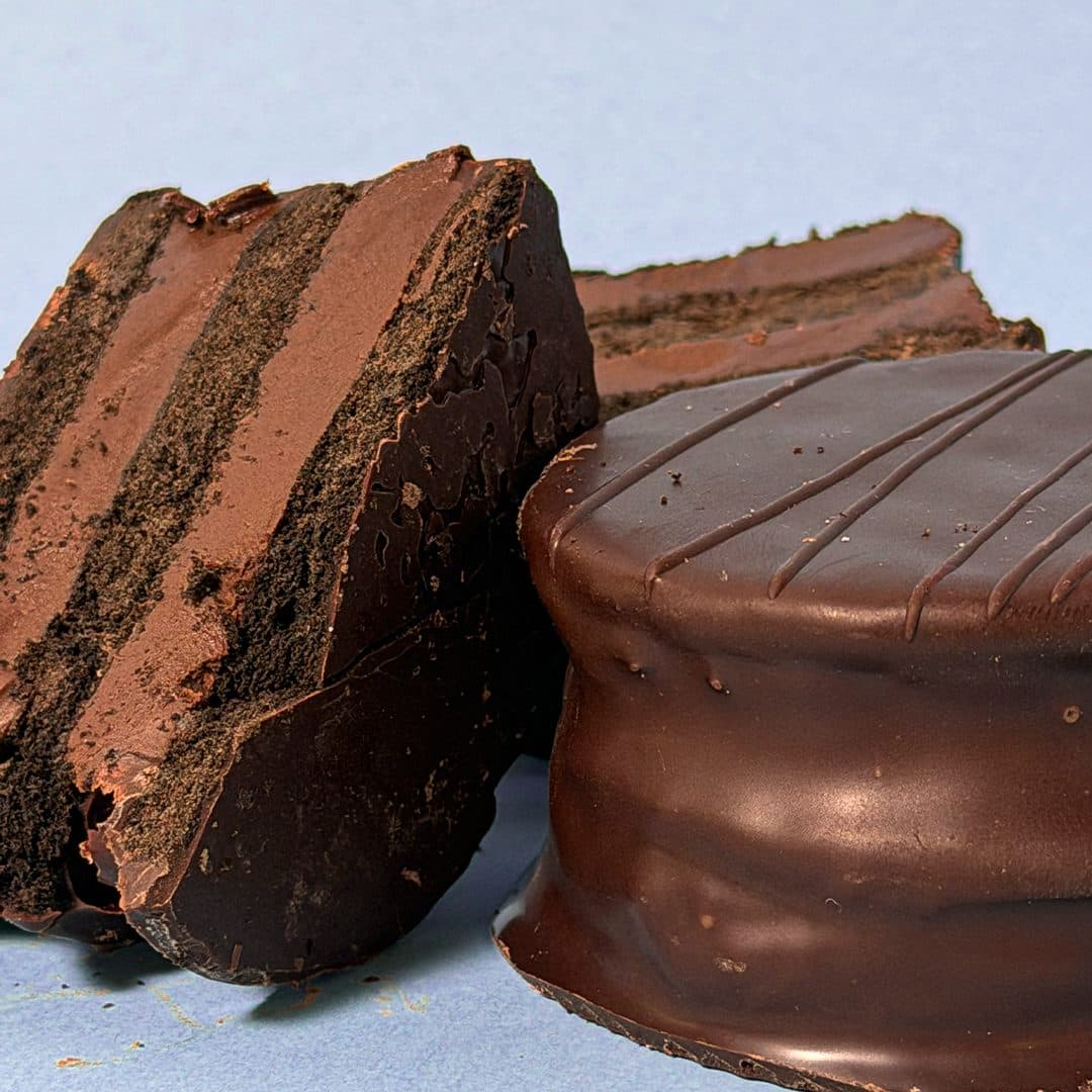 Alfajor triple de chocolate cortado al medio