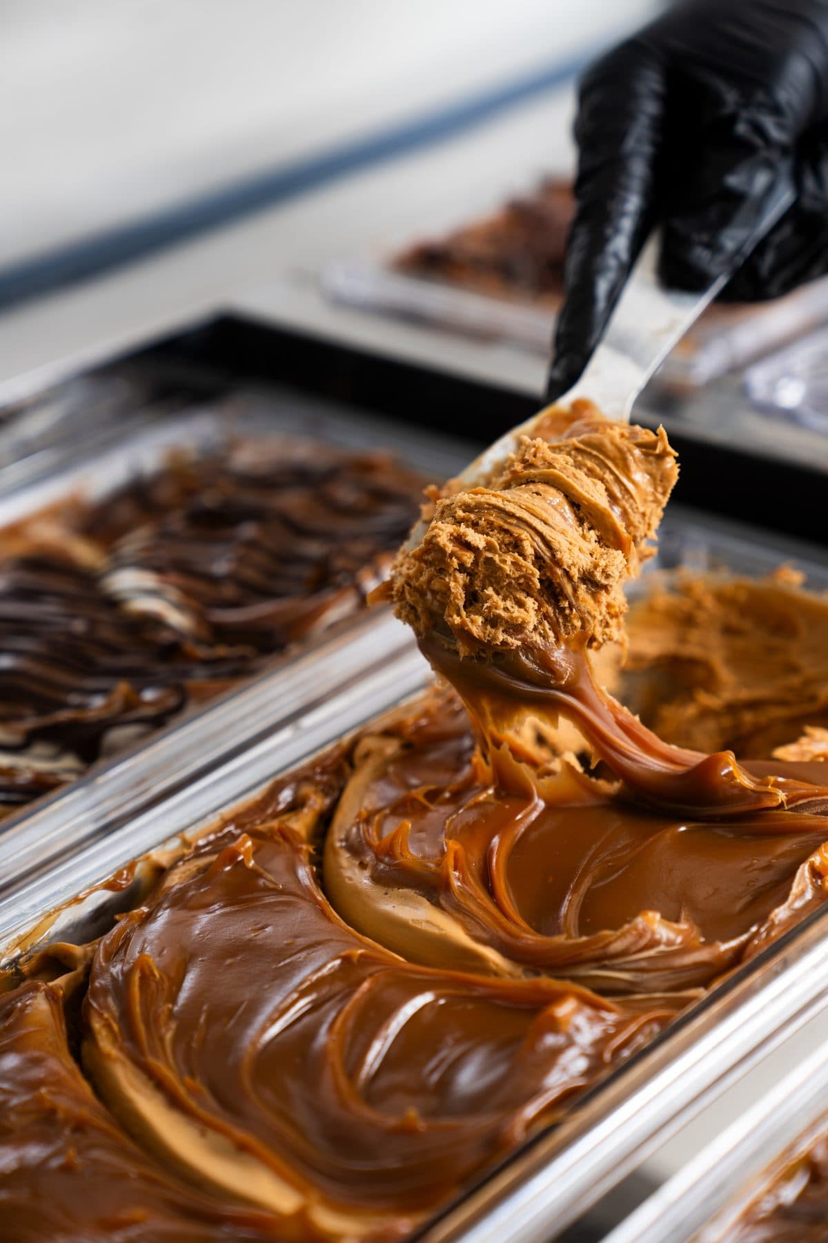 Maestro chocolatero untando dulce de leche de elaboración propia
