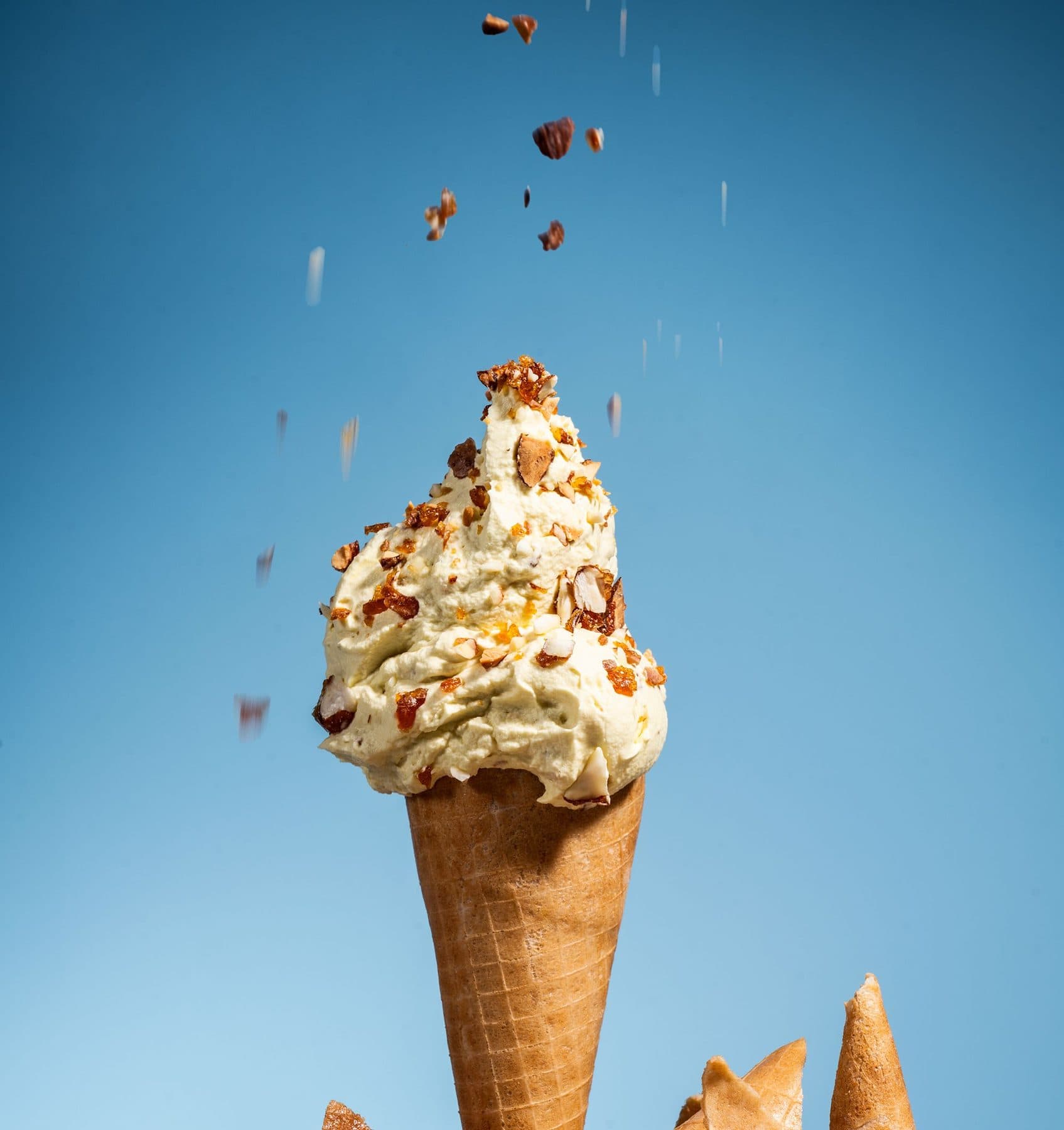Helado artesanal en cono con praliné de almendras